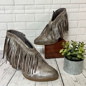 Ariat Unbridled Silver Metallic Fringe Booties Ankle Boots Size 7.5 Women